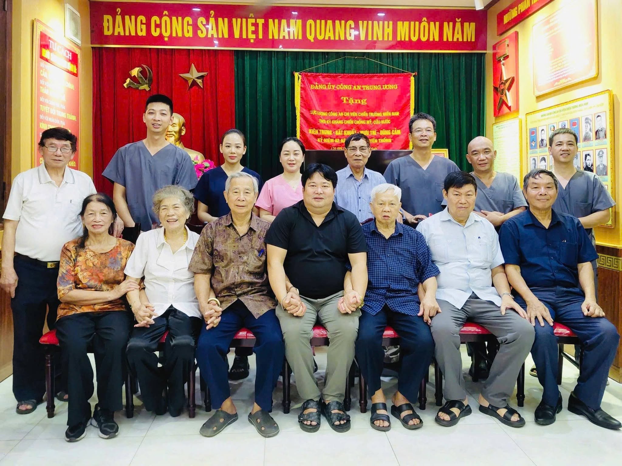 Thầy Doãn Văn Kiên cùng đội ngũ kỹ thuật viên thực hành đả thông kinh lạc và chăm sóc sức khỏe
